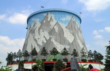 The climbing wall, up the side of the former cooling tower at Wunderland Kalkar by Koetjuh is licensed under the terms of Public Domain