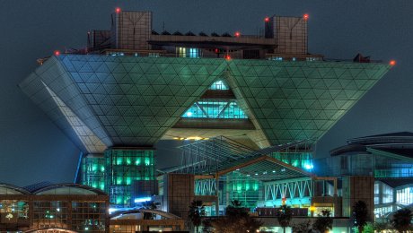 Tokyo Big Sight by heiwa4126 licensed under the terms of CC BY 2.0