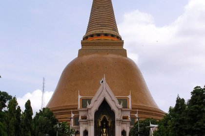 Phra Pathom Chedi at Wat Phra Pathom Chedi, Nakorn Pahom, Thailand by ScorpianPK licensed under the terms of CC BY-SA 3.0