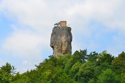 Katskhi pillar and Maximus the Confessor church by Jaba1977 is used under CC BY-SA 4.0 / Improvements by Giorgi Balakhadze, cropped from edited version