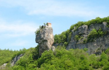 Katskhi stone column by G.N. by is used under CC BY-SA 3.0 / Cropped from original