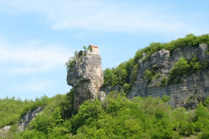 Katskhi stone column by G.N. by is used under CC BY-SA 3.0 / Cropped from original