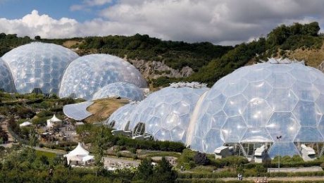 Panoramic view of the geodesic biome domes at the Eden Project by Jürgen Matern licensed under the terms of the CC BY-SA 2.5