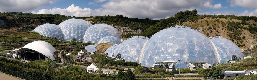 Panoramic view of the geodesic biome domes at the Eden Project by Jürgen Matern licensed under the terms of the CC BY-SA 2.5
