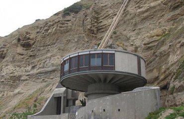 Beach house on south end of Blacks Beach, north of Scripps Pier with funicular to La Jolla Farms mansion in La Jolla, California by Raquel Baranow licensed under the terms of CC BY-SA 2.0