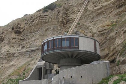 Beach house on south end of Blacks Beach, north of Scripps Pier with funicular to La Jolla Farms mansion in La Jolla, California by Raquel Baranow licensed under the terms of CC BY-SA 2.0