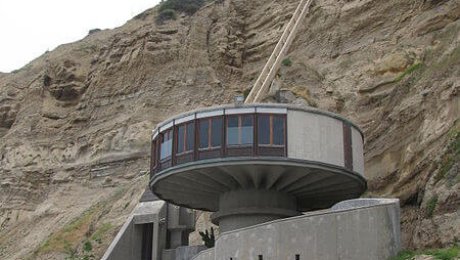 Beach house on south end of Blacks Beach, north of Scripps Pier with funicular to La Jolla Farms mansion in La Jolla, California by Raquel Baranow licensed under the terms of CC BY-SA 2.0