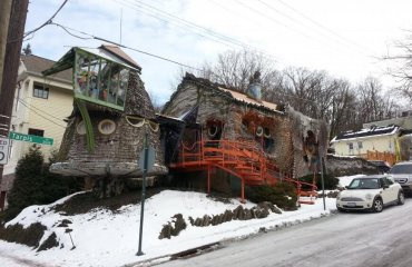 Mushroom House by Dave Menninger licensed under the terms of CC BY-SA 3.0