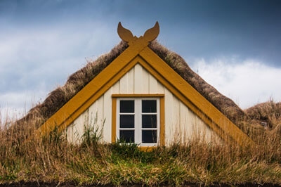 Turf Houses in Glaumbaer by Sarah Nichols is licensed under CC BY-SA 2.0