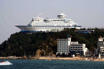 Cruise Ship Hotel by parhessiastes is licensed under CC BY-SA 2.0