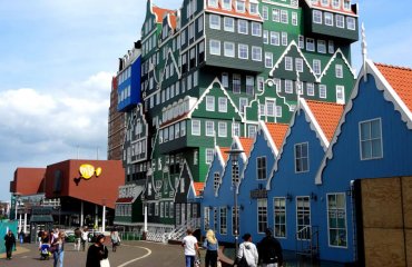 Zaandam Zaanse groene huisjes hotel Inntel by David van der Mark is licensed under CC BY-SA 2.0