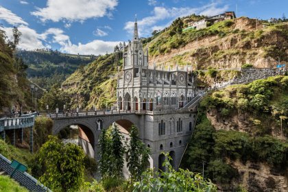 Santuario_de_Las_Lajas,_Ipiales,_Colombia,_2015-07-21,_DD_21-23_HDR-Edit by Diego Delso is licensed under CC BY-SA 2.0