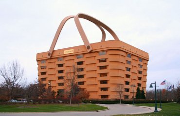 Newark-ohio-longaberger-headquarters-front by Tysto is used under the public domain.