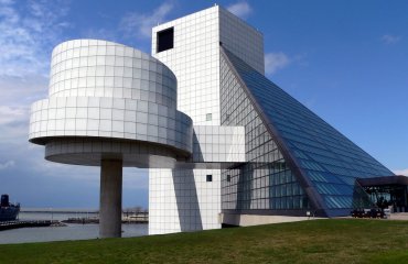 Rock and Roll Hall of Fame Museum by Dakota Callaway is licensed under CC BY 2.0