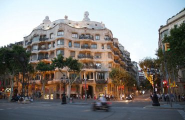 Casa Mila by Rob Shenk is licensed under CC BY-SA 2.0