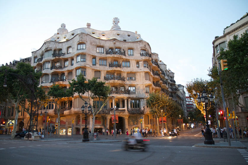Casa Mila by Rob Shenk is licensed under CC BY-SA 2.0