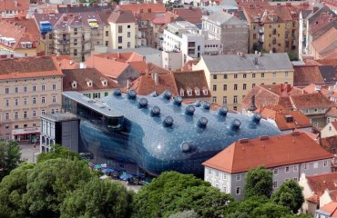 the friendly alien (Kunsthaus Graz) by Rosino is licensed under CC BY-SA 2.0
