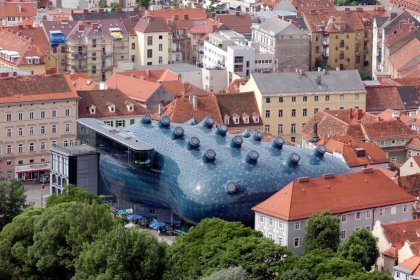 the friendly alien (Kunsthaus Graz) by Rosino is licensed under CC BY-SA 2.0