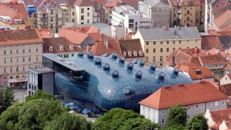 the friendly alien (Kunsthaus Graz) by Rosino is licensed under CC BY-SA 2.0